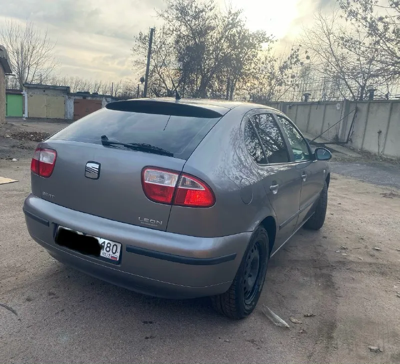 Продам seat leon 2005 г. двигатель 1.6 16v, бензин, 105 л. с. мкпп 5 ступ. пробег 223 тыс. км машина на полном ходу, езжу каждый день. продажа в связи с покупкой другого авто. пригнана из германии в 2021 году. по технике полная копия golf 4. по комплектации: климат контроль - заправлен, гур, abs, tcl, 4 стеклоподъемника, обогрев заднего стекла и зеркал, зеркала с эл. регулировкой, центральный замок, кожаный руль. установлены в круг проставки +3см, установлена камера заднего вида, магнитола pioneer. заменено: масло в двигателе (замена каждые 7-8 тыс), масло в коробке, антифриз, термостат, новый аккумулятор, рулевая рейка, передние стойки, гофра, по ходовке всё в порядке. 2 комплекта дисков с резиной: -лето легкосплав r16, резина новая kumho; -зима штампы r16, резина в хорошем состоянии bridgestone. подробно по машине расскажу по телефону. по документам проблем нет, птс, стс, дкп, я собственник. полное переоформление в мрэо. территориально горловка. цена 540.000₽ + торг. +7 📞 звоните: +7(949)0382819 - фотография - 3