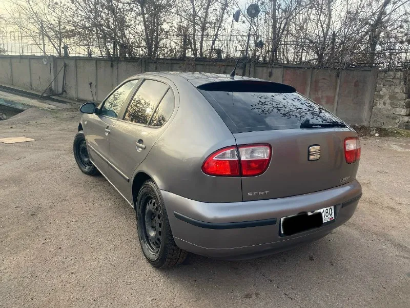 Продам seat leon 2005 г. двигатель 1.6 16v, бензин, 105 л. с. мкпп 5 ступ. пробег 223 тыс. км машина на полном ходу, езжу каждый день. продажа в связи с покупкой другого авто. пригнана из германии в 2021 году. по технике полная копия golf 4. по комплектации: климат контроль - заправлен, гур, abs, tcl, 4 стеклоподъемника, обогрев заднего стекла и зеркал, зеркала с эл. регулировкой, центральный замок, кожаный руль. установлены в круг проставки +3см, установлена камера заднего вида, магнитола pioneer. заменено: масло в двигателе (замена каждые 7-8 тыс), масло в коробке, антифриз, термостат, новый аккумулятор, рулевая рейка, передние стойки, гофра, по ходовке всё в порядке. 2 комплекта дисков с резиной: -лето легкосплав r16, резина новая kumho; -зима штампы r16, резина в хорошем состоянии bridgestone. подробно по машине расскажу по телефону. по документам проблем нет, птс, стс, дкп, я собственник. полное переоформление в мрэо. территориально горловка. цена 540.000₽ + торг. +7 📞 звоните: +7(949)0382819 - фотография - 4