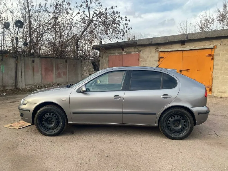 Продам seat leon 2005 г. двигатель 1.6 16v, бензин, 105 л. с. мкпп 5 ступ. пробег 223 тыс. км машина на полном ходу, езжу каждый день. продажа в связи с покупкой другого авто. пригнана из германии в 2021 году. по технике полная копия golf 4. по комплектации: климат контроль - заправлен, гур, abs, tcl, 4 стеклоподъемника, обогрев заднего стекла и зеркал, зеркала с эл. регулировкой, центральный замок, кожаный руль. установлены в круг проставки +3см, установлена камера заднего вида, магнитола pioneer. заменено: масло в двигателе (замена каждые 7-8 тыс), масло в коробке, антифриз, термостат, новый аккумулятор, рулевая рейка, передние стойки, гофра, по ходовке всё в порядке. 2 комплекта дисков с резиной: -лето легкосплав r16, резина новая kumho; -зима штампы r16, резина в хорошем состоянии bridgestone. подробно по машине расскажу по телефону. по документам проблем нет, птс, стс, дкп, я собственник. полное переоформление в мрэо. территориально горловка. цена 540.000₽ + торг. +7 📞 звоните: +7(949)0382819 - фотография - 5
