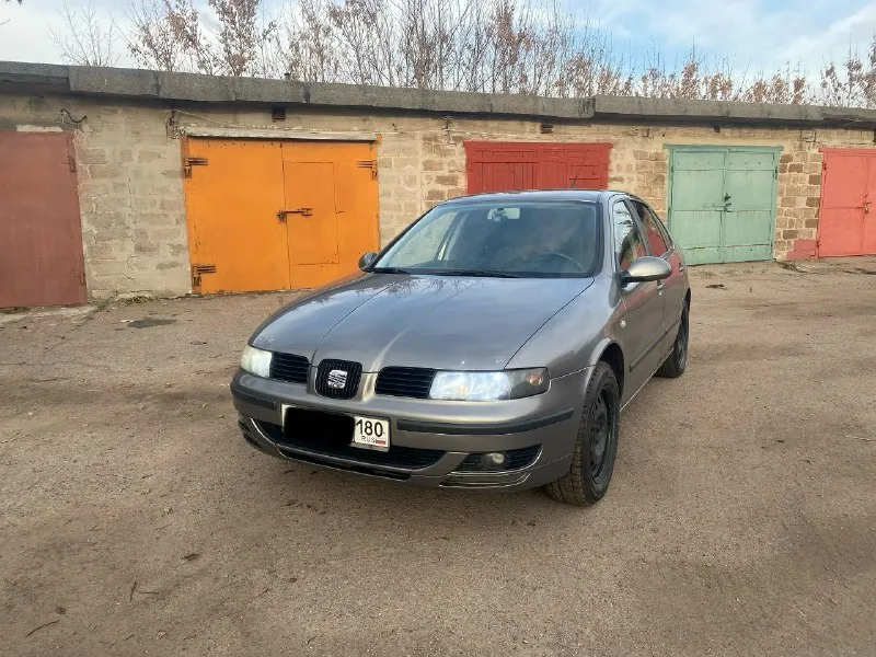 Продам seat leon 2005 г. двигатель 1.6 16v, бензин, 105 л. с. мкпп 5 ступ. пробег 223 тыс. км машина на полном ходу, езжу каждый день. продажа в связи с покупкой другого авто. пригнана из германии в 2021 году. по технике полная копия golf 4. по комплектации: климат контроль - заправлен, гур, abs, tcl, 4 стеклоподъемника, обогрев заднего стекла и зеркал, зеркала с эл. регулировкой, центральный замок, кожаный руль. установлены в круг проставки +3см, установлена камера заднего вида, магнитола pioneer. заменено: масло в двигателе (замена каждые 7-8 тыс), масло в коробке, антифриз, термостат, новый аккумулятор, рулевая рейка, передние стойки, гофра, по ходовке всё в порядке. 2 комплекта дисков с резиной: -лето легкосплав r16, резина новая kumho; -зима штампы r16, резина в хорошем состоянии bridgestone. подробно по машине расскажу по телефону. по документам проблем нет, птс, стс, дкп, я собственник. полное переоформление в мрэо. территориально горловка. цена 540.000₽ + торг. +7 📞 звоните: +7(949)0382819 - фотография - 6