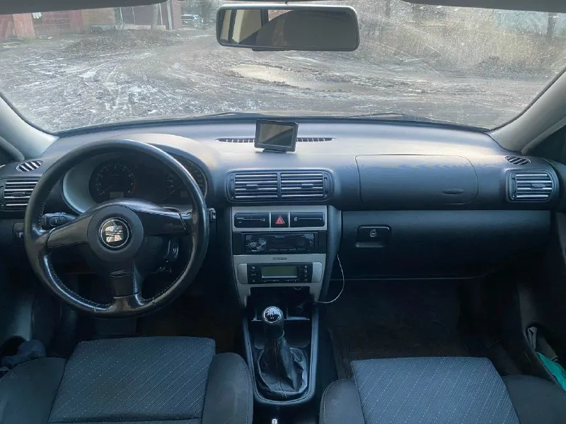 Продам seat leon 2005 г. двигатель 1.6 16v, бензин, 105 л. с. мкпп 5 ступ. пробег 223 тыс. км машина на полном ходу, езжу каждый день. продажа в связи с покупкой другого авто. пригнана из германии в 2021 году. по технике полная копия golf 4. по комплектации: климат контроль - заправлен, гур, abs, tcl, 4 стеклоподъемника, обогрев заднего стекла и зеркал, зеркала с эл. регулировкой, центральный замок, кожаный руль. установлены в круг проставки +3см, установлена камера заднего вида, магнитола pioneer. заменено: масло в двигателе (замена каждые 7-8 тыс), масло в коробке, антифриз, термостат, новый аккумулятор, рулевая рейка, передние стойки, гофра, по ходовке всё в порядке. 2 комплекта дисков с резиной: -лето легкосплав r16, резина новая kumho; -зима штампы r16, резина в хорошем состоянии bridgestone. подробно по машине расскажу по телефону. по документам проблем нет, птс, стс, дкп, я собственник. полное переоформление в мрэо. территориально горловка. цена 540.000₽ + торг. +7 📞 звоните: +7(949)0382819 - фотография - 7