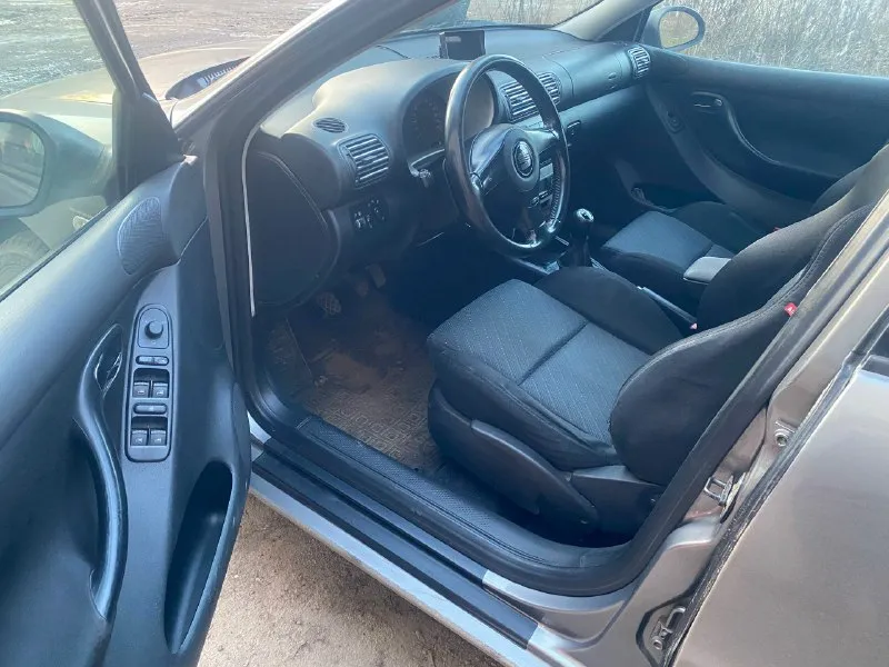 Продам seat leon 2005 г. двигатель 1.6 16v, бензин, 105 л. с. мкпп 5 ступ. пробег 223 тыс. км машина на полном ходу, езжу каждый день. продажа в связи с покупкой другого авто. пригнана из германии в 2021 году. по технике полная копия golf 4. по комплектации: климат контроль - заправлен, гур, abs, tcl, 4 стеклоподъемника, обогрев заднего стекла и зеркал, зеркала с эл. регулировкой, центральный замок, кожаный руль. установлены в круг проставки +3см, установлена камера заднего вида, магнитола pioneer. заменено: масло в двигателе (замена каждые 7-8 тыс), масло в коробке, антифриз, термостат, новый аккумулятор, рулевая рейка, передние стойки, гофра, по ходовке всё в порядке. 2 комплекта дисков с резиной: -лето легкосплав r16, резина новая kumho; -зима штампы r16, резина в хорошем состоянии bridgestone. подробно по машине расскажу по телефону. по документам проблем нет, птс, стс, дкп, я собственник. полное переоформление в мрэо. территориально горловка. цена 540.000₽ + торг. +7 📞 звоните: +7(949)0382819 - фотография - 9