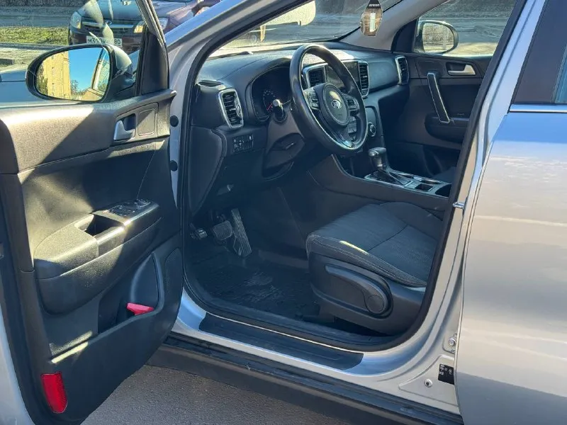 Kia sportage официал
2018 Год выпуска
Двигатель 2.0 бензин
Коробка автомат
Пробег 139 тыс. Км
Автомобиль в отличном состоянии,
Кузов весь в заводском окрасе !
Вложения не какого не требует от слова совсем !
В машине есть все для комфорта,
Кондиционер,
Датчики света, и дождя,
Подогревы сидений передних, и задних,
Подогревы зеркал, зоны дворников,
Многофункциональная магнитола
Usb, bluetooth, громкая связь,
Камера заднего вида,
И многое другое !
С документами полный порядок продажа с полным переоформлением в мрэо
Г. Донецк
Цена 1.865 тыс. ₽
Звоните остальное по
+79495210885
📲 Tg: r. B
📞 Звоните: +7(949)5210885 - фотография - 9