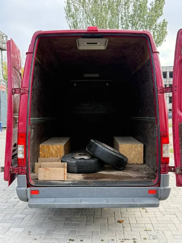 Срочно ‼️ mercedes sprinter 2005 год объем 2,7 колеса новые тахограф, заводская автономка, кондиционер, все стеклоподъемники тяжелые грузы не возила. возила ягоду +79495610399 мариуполь цена 2 млн 📲 tg: @elya1420 📞 звоните: +7(949)5610399 - фотография - 8