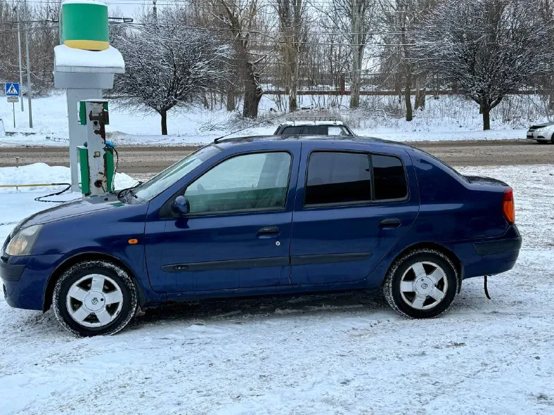 Продаю renault symbol 2004 года рестайлинг. местный авто покупался в автосалоне в донецке. один хозяин. 1.4 газ/бензин. техника авто на 5+ ходовая новая не гнилой, кузов оцинкован. есть мелкие возрастные нюансы. комплектация с гидроусилителем, кондиционером, подогревами, омывателями фар и т. д свежая зимняя резина. машина не подводит никогда юридически чистый автомобиль донецк 245.000 рублей +79495097888 📲 tg: … 📞 звоните: +7(949)5097888 - фотография - 3