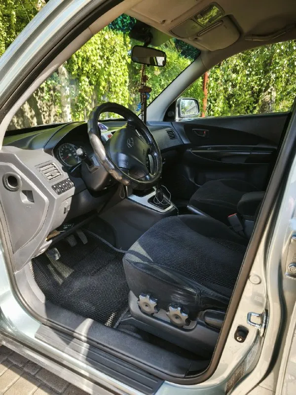 Продам hyundai tucson. год-2008. 2.0 бензин/газ передний привод. один хозяин. пробег 264 тыс. км. на пробеге 257 тыс. км была произведена замена двс на новый контрактный, при переоформлении впишется. тормозные диски + колодки новые, новый комплект сцепления. коробка механика. машина в хорошем состоянии, делать ничего не нужно. учет рф, переоформление без проблем. кондиционер, полный электропакет, центр. замок, подогревы сидений. цена- 950 000 руб. торг у капота!!! осмотр г. макеевка. телефон для связи: +7(949)3213294 📞 звоните: +7(949)3213294 - фотография - 6