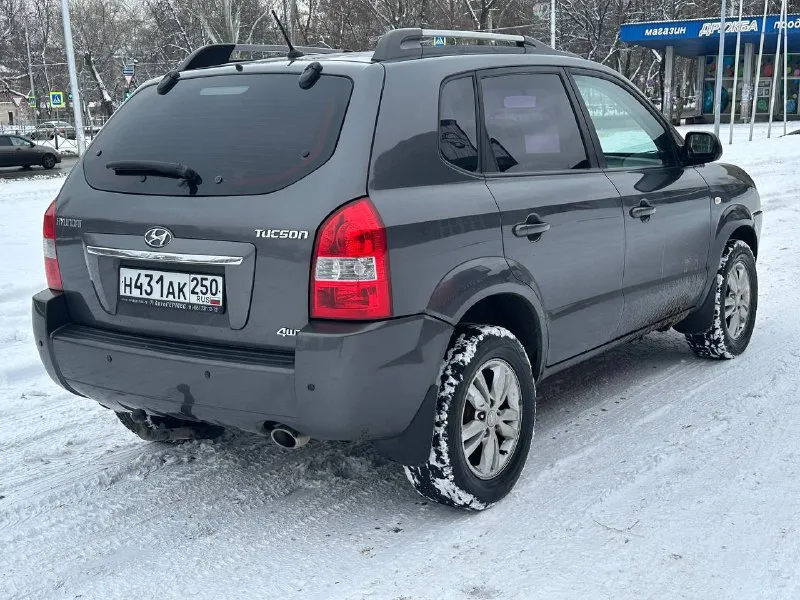 Продам hyundai tucson 2.0 бензин полный привод год выпуска 2008 коробка механика пробег 191000 тысячи в идеальном состоянии без рыжиков без дтп в родной краске все стекла родные по двигателю вся идеальная не троит не дымит масло не кушает коробка работает идеально не хрустит не выбивает всё скорости работают идеально подвеска вся обслужена ничего не стучит не гремит салон чистый ухоженный два ключа по комплектации имеется климат контроль работает бортовой компьютер подогрев сидений подогрев зеркал 4 стеклоподъемник и многое другое цена 880 000 +79493943583 ✅подписаться✅ 📰разместить объявление📰 📞 звоните: +7(949)3943583 - фотография - 4