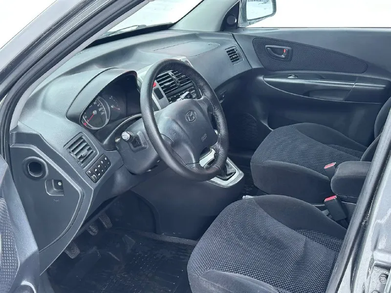 Продам hyundai tucson 2.0 бензин полный привод год выпуска 2008 коробка механика пробег 191000 тысячи в идеальном состоянии без рыжиков без дтп в родной краске все стекла родные по двигателю вся идеальная не троит не дымит масло не кушает коробка работает идеально не хрустит не выбивает всё скорости работают идеально подвеска вся обслужена ничего не стучит не гремит салон чистый ухоженный два ключа по комплектации имеется климат контроль работает бортовой компьютер подогрев сидений подогрев зеркал 4 стеклоподъемник и многое другое цена 880 000 +79493943583 ✅подписаться✅ 📰разместить объявление📰 📞 звоните: +7(949)3943583 - фотография - 7