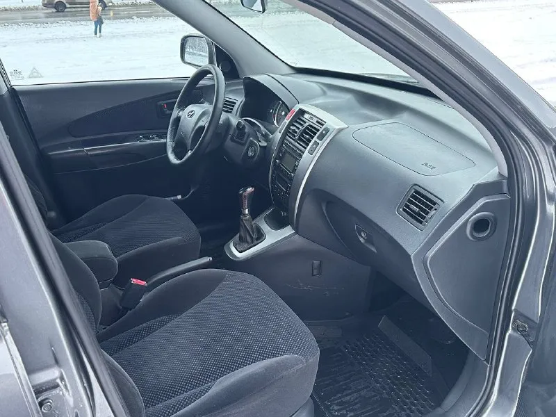 Продам hyundai tucson 2.0 бензин полный привод год выпуска 2008 коробка механика пробег 191000 тысячи в идеальном состоянии без рыжиков без дтп в родной краске все стекла родные по двигателю вся идеальная не троит не дымит масло не кушает коробка работает идеально не хрустит не выбивает всё скорости работают идеально подвеска вся обслужена ничего не стучит не гремит салон чистый ухоженный два ключа по комплектации имеется климат контроль работает бортовой компьютер подогрев сидений подогрев зеркал 4 стеклоподъемник и многое другое цена 880 000 +79493943583 ✅подписаться✅ 📰разместить объявление📰 📞 звоните: +7(949)3943583 - фотография - 9