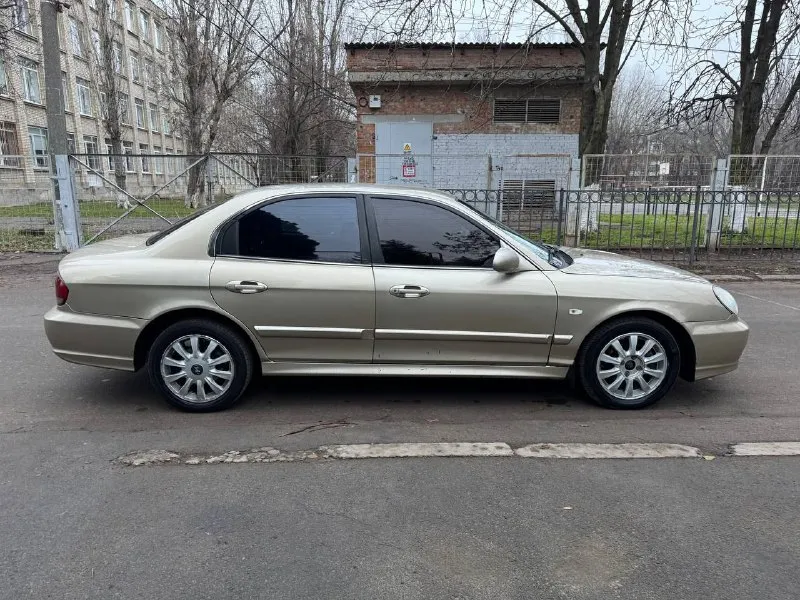 Продам авто hyundai sonata 2.0 мкпп 2004г. в достойном состоянии для своего возраста! гур, климат, 4эл. стеклоподъёмника, кожаный салон ухоженный. по техники авто в полном порядке, коробка, двигатель ничего не стучит не гремит, салон также в хорошем состоянии. авто не новое не питайте иллюзий, но за эти деньги сел поехал, по цене лады! адекватным людям торг будет ✅ с удовольствием предоставлю больше информации по тел. +79895329511 what's app, telegram ✅ 370.000 тыс. руб - фотография - 4
