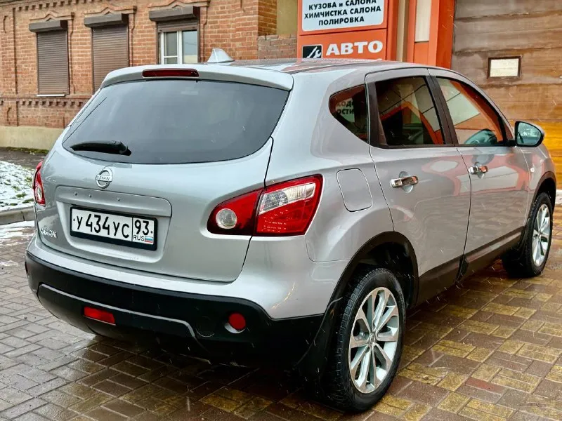 Nissan qashqai 2011 год рестайлинг, 2.0 литра бензин акпп в полной комплектации без дтп по кузову без рыжиков даже намека нет на ржавчину! снизу как новая! автомобиль всю жизнь южный не москва не питер! покупалась новой в краснодарском крае и там всегда эксплуатировалась, салон как новый, техническая часть в отличном состоянии без нареканий обслужена вся! расходники заменены 3 тыс км назад! дополнительно установлено планшет камера заднего вида передние парктронники, у автомобиля работает все отлично без нареканий! два комплекта ключей полный пакет документов! юридически все идеально чисто любые проверки любое оформление! автотека зеленая! резина зимняя на r17, срочно все вопросы по телефону звонить в любое время! осмотр город донецк! цена 980 000 тыс руб, +7949-612-37-14 +7949-401-03-58 - фотография - 2