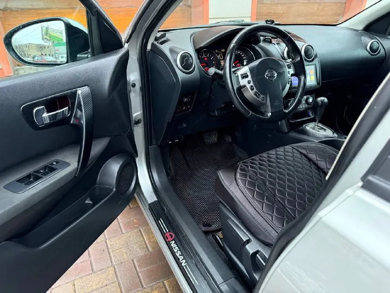Nissan qashqai 2011 год рестайлинг, 2.0 литра бензин акпп в полной комплектации без дтп по кузову без рыжиков даже намека нет на ржавчину! снизу как новая! автомобиль всю жизнь южный не москва не питер! покупалась новой в краснодарском крае и там всегда эксплуатировалась, салон как новый, техническая часть в отличном состоянии без нареканий обслужена вся! расходники заменены 3 тыс км назад! дополнительно установлено планшет камера заднего вида передние парктронники, у автомобиля работает все отлично без нареканий! два комплекта ключей полный пакет документов! юридически все идеально чисто любые проверки любое оформление! автотека зеленая! резина зимняя на r17, срочно все вопросы по телефону звонить в любое время! осмотр город донецк! цена 980 000 тыс руб, +7949-612-37-14 +7949-401-03-58 - фотография - 5
