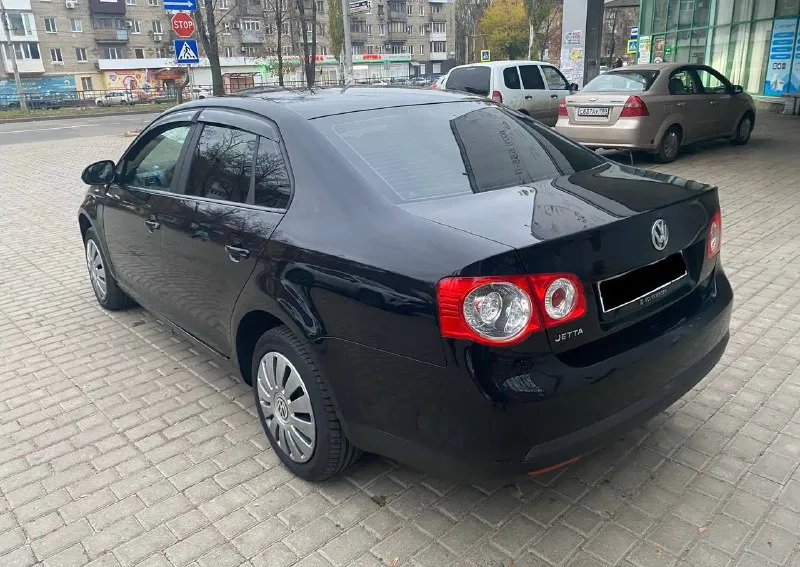 Volkswagen jetta сборка германия, официал 2007г, в эксплуатации с 2008г все стёкла с лобовым родные двигатель bse обьем 1.6l. работает ровно, не дымит без посторонних звуков комплектация: -климат контроль двухзонный -подогрев передних сидений -полный электропакет -подушки безопасности -электроуселитель руля -бортовой компьютер -abs, ebd, bas, esp, -микролифт сидения -регулировка руля 3 плоскости -электропривод и обогрев зеркал -обогрев лобового стекла -датчик света, датчик дождя -центр замок, сигнализация -подогрев форсунок омывателя -противотуманки -омыватели фар -свежий аккумулятор -2 комплекта ковриков -2 комплекта ключей -2 комплекта резины цена 777тыс, торг +79494159017 осмотр донецк, учет на мне ходовая обслужена, салон целый кузов и днище без гнили 📲 tg: юрий юрьевич 📞 звоните: +7(949)4159017 - фотография - 2