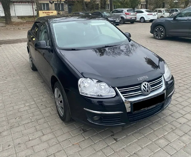 Volkswagen jetta сборка германия, официал 2007г, в эксплуатации с 2008г все стёкла с лобовым родные двигатель bse обьем 1.6l. работает ровно, не дымит без посторонних звуков комплектация: -климат контроль двухзонный -подогрев передних сидений -полный электропакет -подушки безопасности -электроуселитель руля -бортовой компьютер -abs, ebd, bas, esp, -микролифт сидения -регулировка руля 3 плоскости -электропривод и обогрев зеркал -обогрев лобового стекла -датчик света, датчик дождя -центр замок, сигнализация -подогрев форсунок омывателя -противотуманки -омыватели фар -свежий аккумулятор -2 комплекта ковриков -2 комплекта ключей -2 комплекта резины цена 777тыс, торг +79494159017 осмотр донецк, учет на мне ходовая обслужена, салон целый кузов и днище без гнили 📲 tg: юрий юрьевич 📞 звоните: +7(949)4159017 - фотография - 3