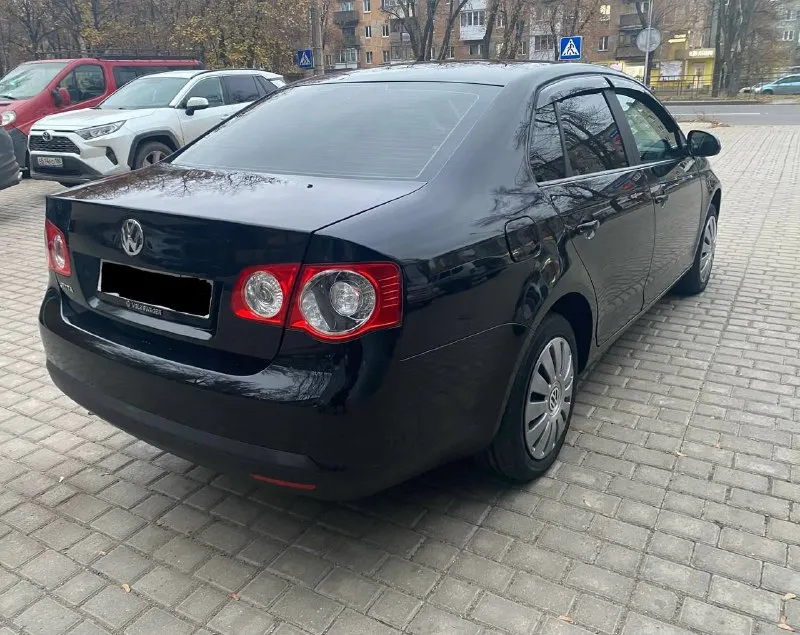 Volkswagen jetta сборка германия, официал 2007г, в эксплуатации с 2008г все стёкла с лобовым родные двигатель bse обьем 1.6l. работает ровно, не дымит без посторонних звуков комплектация: -климат контроль двухзонный -подогрев передних сидений -полный электропакет -подушки безопасности -электроуселитель руля -бортовой компьютер -abs, ebd, bas, esp, -микролифт сидения -регулировка руля 3 плоскости -электропривод и обогрев зеркал -обогрев лобового стекла -датчик света, датчик дождя -центр замок, сигнализация -подогрев форсунок омывателя -противотуманки -омыватели фар -свежий аккумулятор -2 комплекта ковриков -2 комплекта ключей -2 комплекта резины цена 777тыс, торг +79494159017 осмотр донецк, учет на мне ходовая обслужена, салон целый кузов и днище без гнили 📲 tg: юрий юрьевич 📞 звоните: +7(949)4159017 - фотография - 4