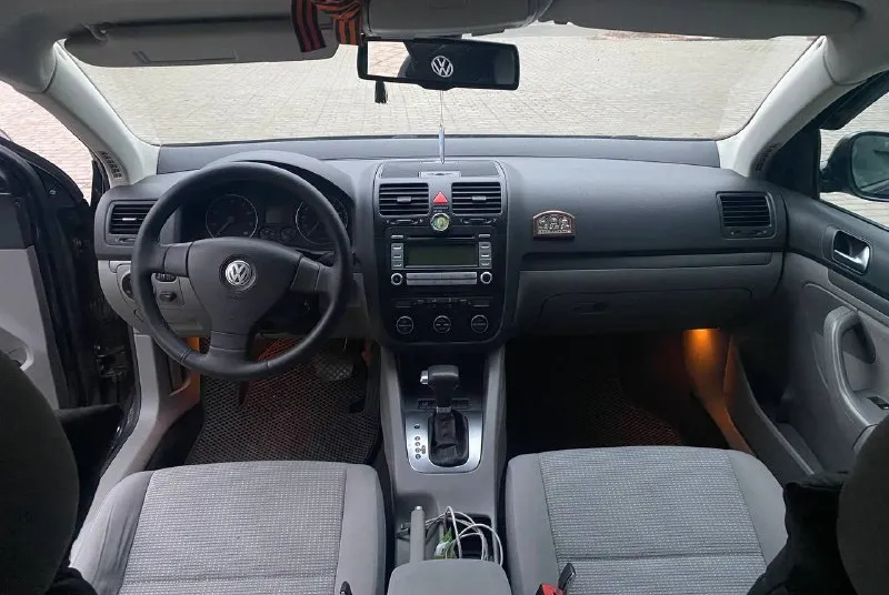 Volkswagen jetta сборка германия, официал 2007г, в эксплуатации с 2008г все стёкла с лобовым родные двигатель bse обьем 1.6l. работает ровно, не дымит без посторонних звуков комплектация: -климат контроль двухзонный -подогрев передних сидений -полный электропакет -подушки безопасности -электроуселитель руля -бортовой компьютер -abs, ebd, bas, esp, -микролифт сидения -регулировка руля 3 плоскости -электропривод и обогрев зеркал -обогрев лобового стекла -датчик света, датчик дождя -центр замок, сигнализация -подогрев форсунок омывателя -противотуманки -омыватели фар -свежий аккумулятор -2 комплекта ковриков -2 комплекта ключей -2 комплекта резины цена 777тыс, торг +79494159017 осмотр донецк, учет на мне ходовая обслужена, салон целый кузов и днище без гнили 📲 tg: юрий юрьевич 📞 звоните: +7(949)4159017 - фотография - 6