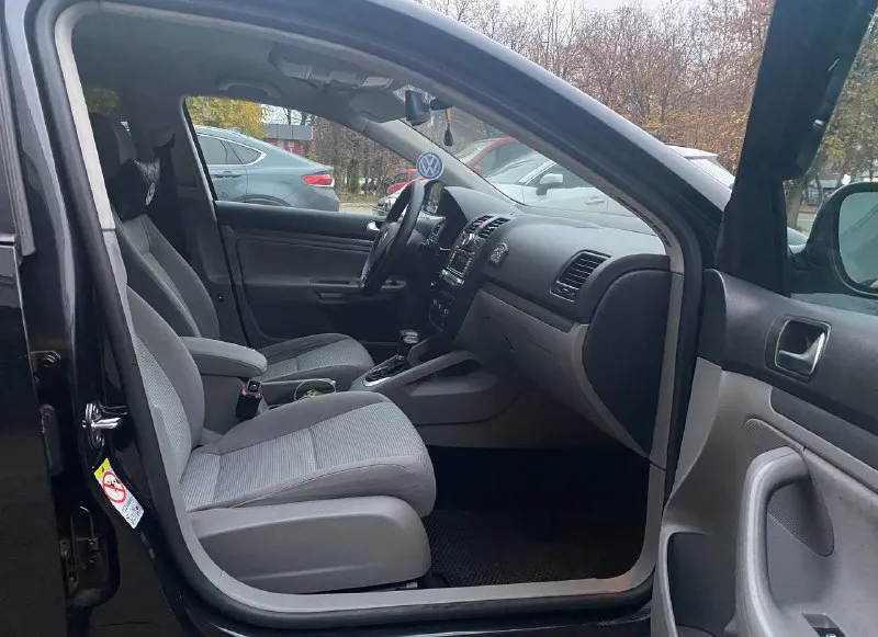 Volkswagen jetta сборка германия, официал 2007г, в эксплуатации с 2008г все стёкла с лобовым родные двигатель bse обьем 1.6l. работает ровно, не дымит без посторонних звуков комплектация: -климат контроль двухзонный -подогрев передних сидений -полный электропакет -подушки безопасности -электроуселитель руля -бортовой компьютер -abs, ebd, bas, esp, -микролифт сидения -регулировка руля 3 плоскости -электропривод и обогрев зеркал -обогрев лобового стекла -датчик света, датчик дождя -центр замок, сигнализация -подогрев форсунок омывателя -противотуманки -омыватели фар -свежий аккумулятор -2 комплекта ковриков -2 комплекта ключей -2 комплекта резины цена 777тыс, торг +79494159017 осмотр донецк, учет на мне ходовая обслужена, салон целый кузов и днище без гнили 📲 tg: юрий юрьевич 📞 звоните: +7(949)4159017 - фотография - 7