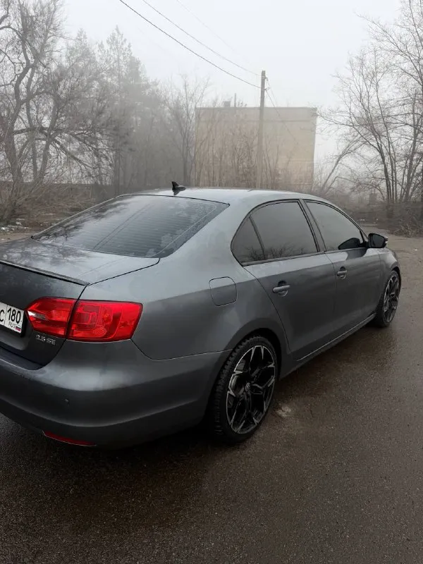 Продам: volkswagen jetta 6 авто в хорошем состоянии! двигатель: 2.5🚀 год выпуска: 2010 год цена: 1🍋 пробег: 125 тыс. ми⛽️ кпп: автомат aisin в отличном состоянии! диски: r18🛞 сделан авторский стейдж 1, который абсолютно не вредит авто. фирменный выхлоп (не пердеж) комплектация: эл. регулировка спинки круиз контроль🛩️ кондиционер❄️ эл. стекло подъёмники гидроуселитель руля обогрев стекла электро регулировки зеркал/подогрев автомобиль собран хорошо, приезжайте смотрите! отличная звуковая система🔊 авто полностью готово для нового владельца, ничего делать не надо! ходовая отличная, ничего не гремит! недавно была замена стоек стабилизатора, и прочего. антифриз заменен, кондиционер заправлен! фильтр топливный, воздушный, салонный. масло в двс и кпп. всё заменено! дополнительные фото по запросу. звонить только заинтересованным! г. макеевка или другие города днр по договоренности! +79495730450 📲 tg: псих 📞 звоните: +7(949)5730450 - фотография - 3