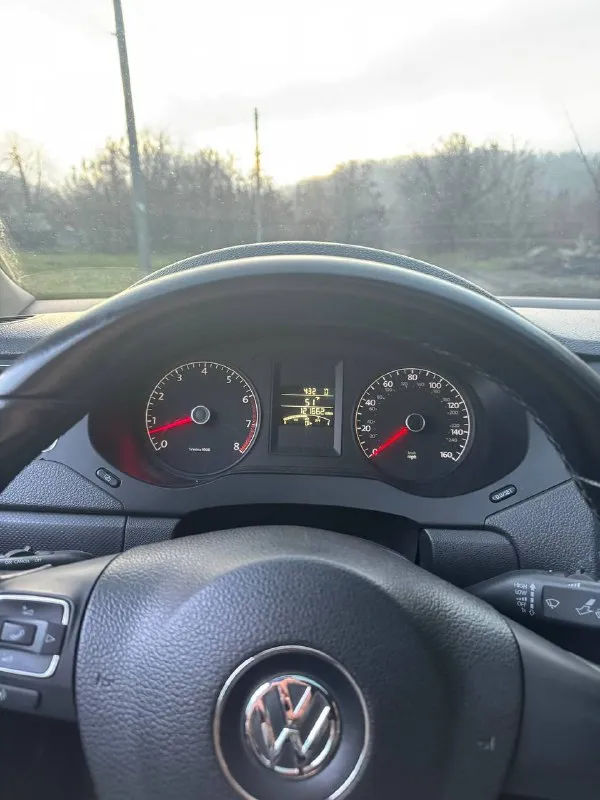 Продам: volkswagen jetta 6 авто в хорошем состоянии! двигатель: 2.5🚀 год выпуска: 2010 год цена: 1🍋 пробег: 125 тыс. ми⛽️ кпп: автомат aisin в отличном состоянии! диски: r18🛞 сделан авторский стейдж 1, который абсолютно не вредит авто. фирменный выхлоп (не пердеж) комплектация: эл. регулировка спинки круиз контроль🛩️ кондиционер❄️ эл. стекло подъёмники гидроуселитель руля обогрев стекла электро регулировки зеркал/подогрев автомобиль собран хорошо, приезжайте смотрите! отличная звуковая система🔊 авто полностью готово для нового владельца, ничего делать не надо! ходовая отличная, ничего не гремит! недавно была замена стоек стабилизатора, и прочего. антифриз заменен, кондиционер заправлен! фильтр топливный, воздушный, салонный. масло в двс и кпп. всё заменено! дополнительные фото по запросу. звонить только заинтересованным! г. макеевка или другие города днр по договоренности! +79495730450 📲 tg: псих 📞 звоните: +7(949)5730450 - фотография - 6