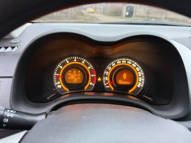 💥 продам toyota corolla / toyota королла ❗️ у авто маленький пробег, за всё время была у двух владельцев, покупали для себя в семью, выбирали долго и тщательно, для себя 📆 год выпуска: 2010 ⚙ : 1.6 бензин, 124 л. с. 🕹 тип кпп: автомат, надёжный aisin 🛞 пробег: 151 тыс. км. (подтверждённый) ▫ учёт луганский, не пригон! ▫ ходовая в отличном состоянии ▫ кузов без ржавчины и дыр, есть незначительные следы эксплуатации ▫ салон чистый, не затёртый, пробег небольшой ▫ кондиционер, подогрев передних сидений, электрорегулировка зеркал, парктроники, омыватель фар, abs, esp. ▫ дорогая сигнализация starline, 2 брелка ▫ резину уже переобул на зимнюю, отдам также комплект летней резины 🌆 алчевск 💸 цена - 1.100 млн, торг у капота. 📞 +7 (959) 517-73-22 (часто отсутствует связь, пишите в телеграмм) 📞 звоните: +7(959)5177322 - фотография - 10