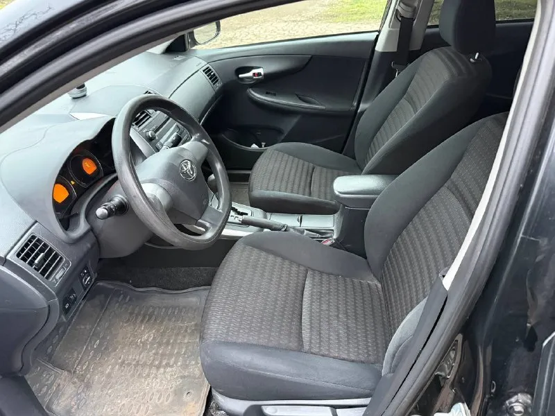 💥 продам toyota corolla / toyota королла ❗️ у авто маленький пробег, за всё время была у двух владельцев, покупали для себя в семью, выбирали долго и тщательно, для себя 📆 год выпуска: 2010 ⚙ : 1.6 бензин, 124 л. с. 🕹 тип кпп: автомат, надёжный aisin 🛞 пробег: 151 тыс. км. (подтверждённый) ▫ учёт луганский, не пригон! ▫ ходовая в отличном состоянии ▫ кузов без ржавчины и дыр, есть незначительные следы эксплуатации ▫ салон чистый, не затёртый, пробег небольшой ▫ кондиционер, подогрев передних сидений, электрорегулировка зеркал, парктроники, омыватель фар, abs, esp. ▫ дорогая сигнализация starline, 2 брелка ▫ резину уже переобул на зимнюю, отдам также комплект летней резины 🌆 алчевск 💸 цена - 1.100 млн, торг у капота. 📞 +7 (959) 517-73-22 (часто отсутствует связь, пишите в телеграмм) 📞 звоните: +7(959)5177322 - фотография - 6