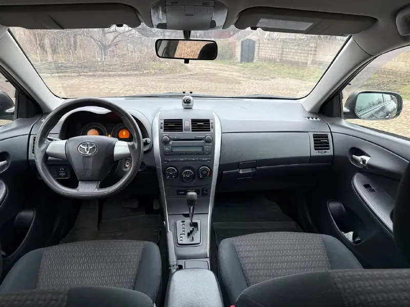 💥 продам toyota corolla / toyota королла ❗️ у авто маленький пробег, за всё время была у двух владельцев, покупали для себя в семью, выбирали долго и тщательно, для себя 📆 год выпуска: 2010 ⚙ : 1.6 бензин, 124 л. с. 🕹 тип кпп: автомат, надёжный aisin 🛞 пробег: 151 тыс. км. (подтверждённый) ▫ учёт луганский, не пригон! ▫ ходовая в отличном состоянии ▫ кузов без ржавчины и дыр, есть незначительные следы эксплуатации ▫ салон чистый, не затёртый, пробег небольшой ▫ кондиционер, подогрев передних сидений, электрорегулировка зеркал, парктроники, омыватель фар, abs, esp. ▫ дорогая сигнализация starline, 2 брелка ▫ резину уже переобул на зимнюю, отдам также комплект летней резины 🌆 алчевск 💸 цена - 1.100 млн, торг у капота. 📞 +7 (959) 517-73-22 (часто отсутствует связь, пишите в телеграмм) 📞 звоните: +7(959)5177322 - фотография - 8