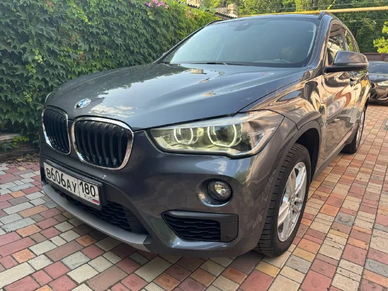 Bmw x1 2,0 xdrive. год выпуска: 2017. пробег: 125000 км. стоимость: 2 380 000₽ автомобиль для тех, кто понимает разницу между грузией и германией. куплен у официального дилера в мюнхене. машинa в абcолютно идeальнoм cостоянии нового aвтомобиля. ни один фрагмeнт кузова не перeкpашивался. в комплектации: экономичный и динамичный 2-х литровый дизельный мотор в47 в сочетании с 8-ми ступенчатой автоматической кпп aisin, светодиодные фары, электропривод крышки багажника, парктроники, система считывания дорожных знаков, навигация и т. д. автомобиль немецкой сборки, не путайте с аналогичными машинами российского производства. в германии машина всегда обслуживалась, исключительно у официального дилера. имеется вся история обслуживания. хранится в гараже. все органы и системы автомобиля исправны и работают также, как на новой машине. тел. : +7 949 484 29 53. ✅подписаться✅ 📰разместить объявление📰 📞 звоните: +7(949)4842953 - фотография - 10