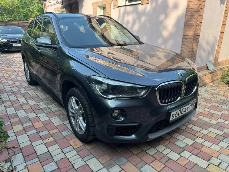 Bmw x1 2,0 xdrive. год выпуска: 2017. пробег: 125000 км. стоимость: 2 380 000₽ автомобиль для тех, кто понимает разницу между грузией и германией. куплен у официального дилера в мюнхене. машинa в абcолютно идeальнoм cостоянии нового aвтомобиля. ни один фрагмeнт кузова не перeкpашивался. в комплектации: экономичный и динамичный 2-х литровый дизельный мотор в47 в сочетании с 8-ми ступенчатой автоматической кпп aisin, светодиодные фары, электропривод крышки багажника, парктроники, система считывания дорожных знаков, навигация и т. д. автомобиль немецкой сборки, не путайте с аналогичными машинами российского производства. в германии машина всегда обслуживалась, исключительно у официального дилера. имеется вся история обслуживания. хранится в гараже. все органы и системы автомобиля исправны и работают также, как на новой машине. тел. : +7 949 484 29 53. ✅подписаться✅ 📰разместить объявление📰 📞 звоните: +7(949)4842953 - фотография - 3