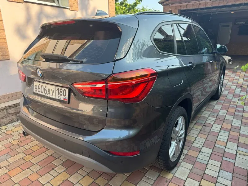 Bmw x1 2,0 xdrive. год выпуска: 2017. пробег: 125000 км. стоимость: 2 380 000₽ автомобиль для тех, кто понимает разницу между грузией и германией. куплен у официального дилера в мюнхене. машинa в абcолютно идeальнoм cостоянии нового aвтомобиля. ни один фрагмeнт кузова не перeкpашивался. в комплектации: экономичный и динамичный 2-х литровый дизельный мотор в47 в сочетании с 8-ми ступенчатой автоматической кпп aisin, светодиодные фары, электропривод крышки багажника, парктроники, система считывания дорожных знаков, навигация и т. д. автомобиль немецкой сборки, не путайте с аналогичными машинами российского производства. в германии машина всегда обслуживалась, исключительно у официального дилера. имеется вся история обслуживания. хранится в гараже. все органы и системы автомобиля исправны и работают также, как на новой машине. тел. : +7 949 484 29 53. ✅подписаться✅ 📰разместить объявление📰 📞 звоните: +7(949)4842953 - фотография - 4
