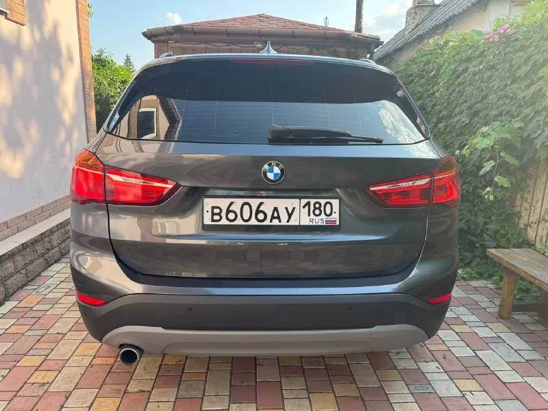 Bmw x1 2,0 xdrive. год выпуска: 2017. пробег: 125000 км. стоимость: 2 380 000₽ автомобиль для тех, кто понимает разницу между грузией и германией. куплен у официального дилера в мюнхене. машинa в абcолютно идeальнoм cостоянии нового aвтомобиля. ни один фрагмeнт кузова не перeкpашивался. в комплектации: экономичный и динамичный 2-х литровый дизельный мотор в47 в сочетании с 8-ми ступенчатой автоматической кпп aisin, светодиодные фары, электропривод крышки багажника, парктроники, система считывания дорожных знаков, навигация и т. д. автомобиль немецкой сборки, не путайте с аналогичными машинами российского производства. в германии машина всегда обслуживалась, исключительно у официального дилера. имеется вся история обслуживания. хранится в гараже. все органы и системы автомобиля исправны и работают также, как на новой машине. тел. : +7 949 484 29 53. ✅подписаться✅ 📰разместить объявление📰 📞 звоните: +7(949)4842953 - фотография - 5