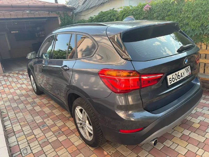 Bmw x1 2,0 xdrive. год выпуска: 2017. пробег: 125000 км. стоимость: 2 380 000₽ автомобиль для тех, кто понимает разницу между грузией и германией. куплен у официального дилера в мюнхене. машинa в абcолютно идeальнoм cостоянии нового aвтомобиля. ни один фрагмeнт кузова не перeкpашивался. в комплектации: экономичный и динамичный 2-х литровый дизельный мотор в47 в сочетании с 8-ми ступенчатой автоматической кпп aisin, светодиодные фары, электропривод крышки багажника, парктроники, система считывания дорожных знаков, навигация и т. д. автомобиль немецкой сборки, не путайте с аналогичными машинами российского производства. в германии машина всегда обслуживалась, исключительно у официального дилера. имеется вся история обслуживания. хранится в гараже. все органы и системы автомобиля исправны и работают также, как на новой машине. тел. : +7 949 484 29 53. ✅подписаться✅ 📰разместить объявление📰 📞 звоните: +7(949)4842953 - фотография - 6