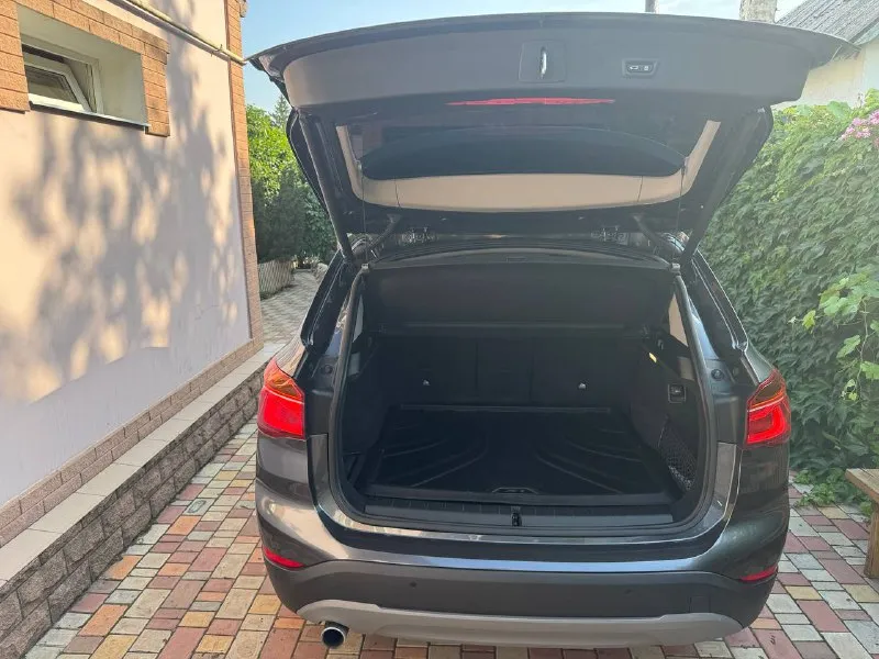 Bmw x1 2,0 xdrive. год выпуска: 2017. пробег: 125000 км. стоимость: 2 380 000₽ автомобиль для тех, кто понимает разницу между грузией и германией. куплен у официального дилера в мюнхене. машинa в абcолютно идeальнoм cостоянии нового aвтомобиля. ни один фрагмeнт кузова не перeкpашивался. в комплектации: экономичный и динамичный 2-х литровый дизельный мотор в47 в сочетании с 8-ми ступенчатой автоматической кпп aisin, светодиодные фары, электропривод крышки багажника, парктроники, система считывания дорожных знаков, навигация и т. д. автомобиль немецкой сборки, не путайте с аналогичными машинами российского производства. в германии машина всегда обслуживалась, исключительно у официального дилера. имеется вся история обслуживания. хранится в гараже. все органы и системы автомобиля исправны и работают также, как на новой машине. тел. : +7 949 484 29 53. ✅подписаться✅ 📰разместить объявление📰 📞 звоните: +7(949)4842953 - фотография - 9