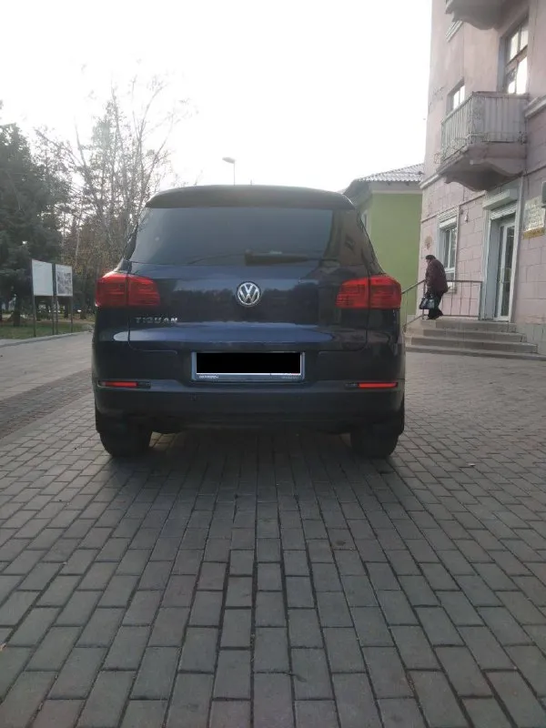 Volkswagen tiguan год: 2011 авто в хорошем состоянии как внешне так и технически. документы в полном порядке. телефон: +7 (909) 420-88-94 +79496009134 (на этом номере также есть воц) цена: 1.000.000₽ торг. также возможен обмен. остальные вопросы по телефону - фотография - 3