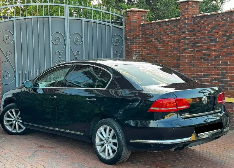 Продам volkswagen passat b7 автомобиль в идеальном состоянии! 2012 г. 1.8 (152 л. с) комплектация «comfortline» имеется 2-х зонный климат контроль, мульти руль, датчики парковки, так же есть датчик света, передние и задние электростеклоподъемники, подогрев сидений, обогрев зеркал, и обогрев лобового стекла, кожаный руль, бортовой компьютер. задний и передний парктроник. присутствует система антиблокировки тормозов, а так же система экстренного торможения. освещение адаптивное, фары противотуманные. коробка, двигатель, ходовка работают без нареканий. резина зимняя, протектор хороший. пробег 185т. родной не скручен. два владельца по птс. переоформление без проблем. возможен обмен ! цена 1.070 торг! +7 (949) 507-68-97 ✅подписаться✅ 📰разместить объявление📰 📞 звоните: +7(949)5076897 - фотография - 3