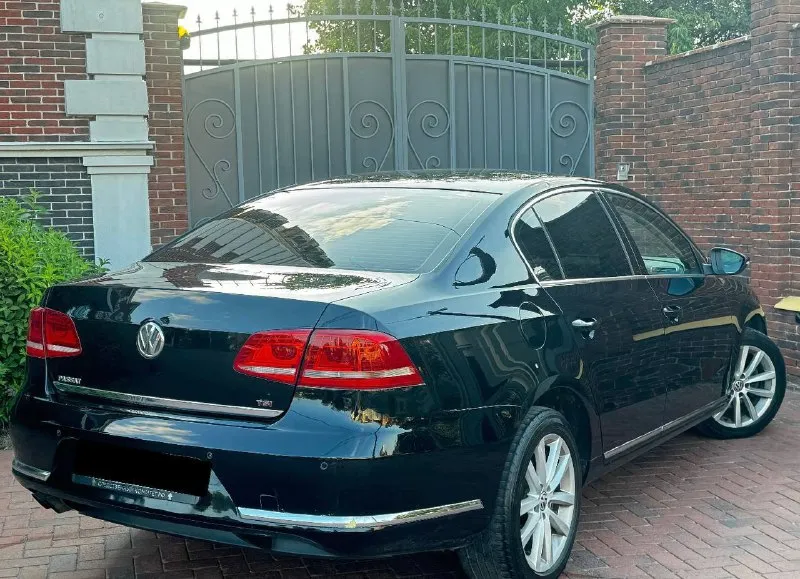 Продам volkswagen passat b7 автомобиль в идеальном состоянии! 2012 г. 1.8 (152 л. с) комплектация «comfortline» имеется 2-х зонный климат контроль, мульти руль, датчики парковки, так же есть датчик света, передние и задние электростеклоподъемники, подогрев сидений, обогрев зеркал, и обогрев лобового стекла, кожаный руль, бортовой компьютер. задний и передний парктроник. присутствует система антиблокировки тормозов, а так же система экстренного торможения. освещение адаптивное, фары противотуманные. коробка, двигатель, ходовка работают без нареканий. резина зимняя, протектор хороший. пробег 185т. родной не скручен. два владельца по птс. переоформление без проблем. возможен обмен ! цена 1.070 торг! +7 (949) 507-68-97 ✅подписаться✅ 📰разместить объявление📰 📞 звоните: +7(949)5076897 - фотография - 4