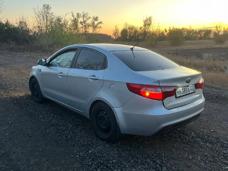 Продам kia rio 2013 года выпуска, оснащенный бензиновым двигателем объемом 1.4 литра и механической пятиступенчатой коробкой передач. пробег автомобиля составляет 202 000 километров. комплектация включает в себя систему кондиционирования воздуха, электрические стеклоподъемники. произведена установка аудиосистемы с сабвуфером, а также контурной подсветки салона. автомобиль имел двух владельцев за весь период эксплуатации. установлены зимние шины michelin. головная оптика заменена на светодиодные фары (led). цена: 530 000 рублей. тел: +7 (959) 209-55-34. 📞 звоните: +7(959)2095534 - фотография - 2