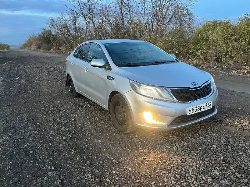 Продам kia rio 2013 года выпуска, оснащенный бензиновым двигателем объемом 1.4 литра и механической пятиступенчатой коробкой передач. пробег автомобиля составляет 202 000 километров. комплектация включает в себя систему кондиционирования воздуха, электрические стеклоподъемники. произведена установка аудиосистемы с сабвуфером, а также контурной подсветки салона. автомобиль имел двух владельцев за весь период эксплуатации. установлены зимние шины michelin. головная оптика заменена на светодиодные фары (led). цена: 530 000 рублей. тел: +7 (959) 209-55-34. 📞 звоните: +7(959)2095534 - фотография - 5