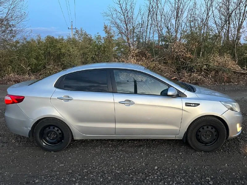 Продам kia rio 2013 года выпуска, оснащенный бензиновым двигателем объемом 1.4 литра и механической пятиступенчатой коробкой передач. пробег автомобиля составляет 202 000 километров. комплектация включает в себя систему кондиционирования воздуха, электрические стеклоподъемники. произведена установка аудиосистемы с сабвуфером, а также контурной подсветки салона. автомобиль имел двух владельцев за весь период эксплуатации. установлены зимние шины michelin. головная оптика заменена на светодиодные фары (led). цена: 530 000 рублей. тел: +7 (959) 209-55-34. 📞 звоните: +7(959)2095534 - фотография - 7