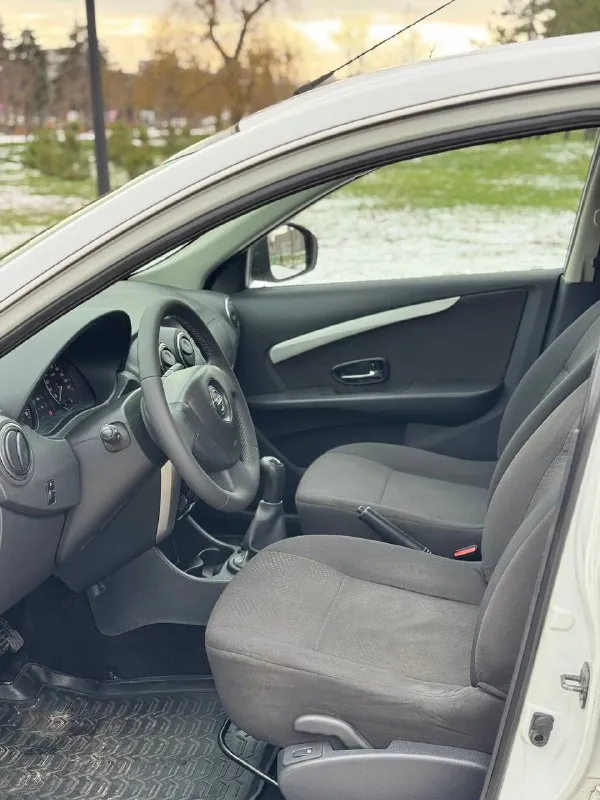 🚘 nissan almera g15 💰цена: 800 000р 🏢город: мариуполь 📅год выпуска: 2015 🧾пробег: 140 680 км. ⚙️двигатель: 1.6 16v ⛽топливо: бензин ⚙️кпп: механика 📞 телефон: +7-989-263-55-56 +7-949-551-91-52 +7-949-727-41-51 💾 описание: ✅ оцинкованный кузов. ✅ техническая часть на 5+. nissan almera g15 - это третье поколение седана nissan, автомобиль b-класса, известный своей надежностью, просторным салоном и вместительным багажником. производился на базе renault logan с технологией горячего цинкования кузова. 🚙 двигатель k4m 1.6 16v 102 л. с. самый лучший в линейке, едет шикарно, ходовая без посторонних звуков, мягкая, высокий клиренс. ❄️ кондиционер, гур, abs, 2 airbag, штатная магнитола с bluetooth, подогрев сидений, оригинальные литые диски на зимней резине, сигнализация с автозапуском, два ключа. улица шевченко 2️⃣6️⃣9️⃣ 🏦 возможна продажа в кредит по двум документам. - фотография - 7