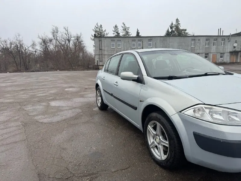 Продам renault меган 2 ( renault megane 2) в отличном состоянии без дтп год выпуска 2003 пробег 258000 я один владелец собственник ( владею машиной давно могу рассказать все о ней ) кузов в отличном состоянии без рыжиков и гнили 2 литра в отличном состоянии не дымит не троит, едет отлично ( очень надежный ) коробка механическая 6 ступенчатая новая ходовая салон в хорошем состоянии хорошая комплектация: климат контроль, датчик дождя, датчик света, система старт стоп, 4 стеклоподъемника с доводчиками переоформление без проблем могу присутствовать машину продаю в связи с тем что купил новую цена 450000 торг у капота осмотр г. макеевка +79496008123 +79490984321 📞 звоните: +7(949)6008123 - фотография - 5