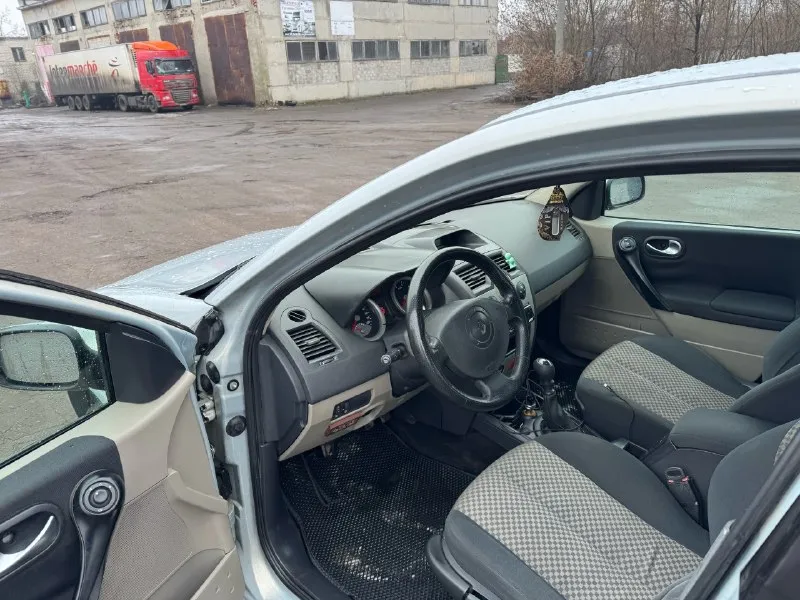 Продам renault меган 2 ( renault megane 2) в отличном состоянии без дтп год выпуска 2003 пробег 258000 я один владелец собственник ( владею машиной давно могу рассказать все о ней ) кузов в отличном состоянии без рыжиков и гнили 2 литра в отличном состоянии не дымит не троит, едет отлично ( очень надежный ) коробка механическая 6 ступенчатая новая ходовая салон в хорошем состоянии хорошая комплектация: климат контроль, датчик дождя, датчик света, система старт стоп, 4 стеклоподъемника с доводчиками переоформление без проблем могу присутствовать машину продаю в связи с тем что купил новую цена 450000 торг у капота осмотр г. макеевка +79496008123 +79490984321 📞 звоните: +7(949)6008123 - фотография - 8