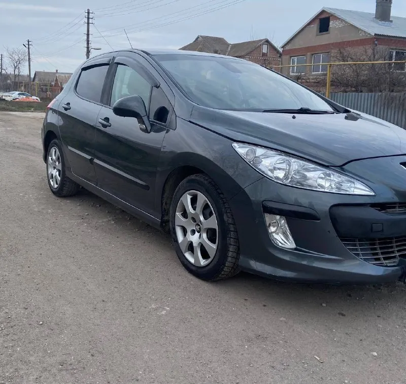 Продам peugeot 308 в отличном состоянии, год выпуска 2008, двигатель 1.6(120л. с), пробег 164 тыс. км, коробка автомат(без пинков, рывков)работает идеально,4электростеклоподъёмника, электрозеркала, подогревы сидений, климат контроль, ходовые огни, лобовое без трещин. цена 585 000 рублей, возможен торг. находится в мариуполе. телефон для связи +79496353135 📲 tg: оксана 📞 звоните: +7(949)6353135 - фотография - 3