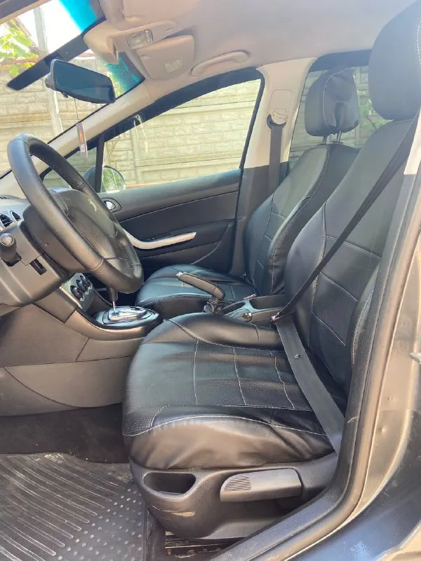 Продам peugeot 308 в отличном состоянии, год выпуска 2008, двигатель 1.6(120л. с), пробег 164 тыс. км, коробка автомат(без пинков, рывков)работает идеально,4электростеклоподъёмника, электрозеркала, подогревы сидений, климат контроль, ходовые огни, лобовое без трещин. цена 585 000 рублей, возможен торг. находится в мариуполе. телефон для связи +79496353135 📲 tg: оксана 📞 звоните: +7(949)6353135 - фотография - 8