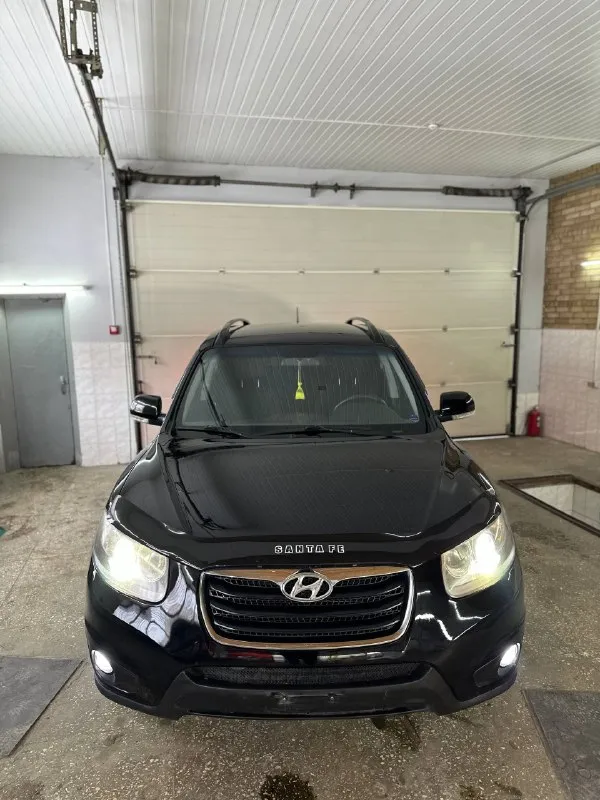 Марка- hyundai santa fe рестайлинг. год- выпуска 2012. привод- подключаемый 4wd обслужен, рабочий!!! кузов в идеальном состоянии. - 2.4 бензин работает идеально, тихо спокойно, даже не слышно как работает! коробка- самая надежная aisin 6ст работает как положено. автомобиль в идеальном состоянии, полностью обслужен, и вложений не требует! хорошая комплектация: цвет салона темно коричневый. двух зонный климат контроль. 4 стекло подъемника. подогрев сидений. подогрев лобового. кожаный мультируль. регулировка фар. в фарах дорогой свет стоит, верх низ. abs esp помощь при спуске и подьеме. поставил новую резину зима! 2 ключа сигнализация, запаска 5 диск, домкрат ключи! в двух словах идеальный семейный автомобиль на каждый день! осмотр донецк макеевка в любом месте! документы чистые, любое оформление! цена подарок до нового года 1.320.000₽ по низу рынка за такой авто💦 телефон +7949-989-6200 звоните в любое время, если не доступен звоните еще раз связь плохая. 📞 звоните: +7(949)9896200 - фотография - 3