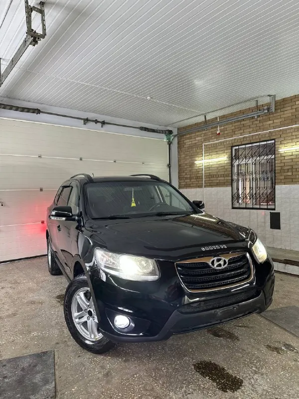 Марка- hyundai santa fe рестайлинг. год- выпуска 2012. привод- подключаемый 4wd обслужен, рабочий!!! кузов в идеальном состоянии. - 2.4 бензин работает идеально, тихо спокойно, даже не слышно как работает! коробка- самая надежная aisin 6ст работает как положено. автомобиль в идеальном состоянии, полностью обслужен, и вложений не требует! хорошая комплектация: цвет салона темно коричневый. двух зонный климат контроль. 4 стекло подъемника. подогрев сидений. подогрев лобового. кожаный мультируль. регулировка фар. в фарах дорогой свет стоит, верх низ. abs esp помощь при спуске и подьеме. поставил новую резину зима! 2 ключа сигнализация, запаска 5 диск, домкрат ключи! в двух словах идеальный семейный автомобиль на каждый день! осмотр донецк макеевка в любом месте! документы чистые, любое оформление! цена подарок до нового года 1.320.000₽ по низу рынка за такой авто💦 телефон +7949-989-6200 звоните в любое время, если не доступен звоните еще раз связь плохая. 📞 звоните: +7(949)9896200 - фотография - 4