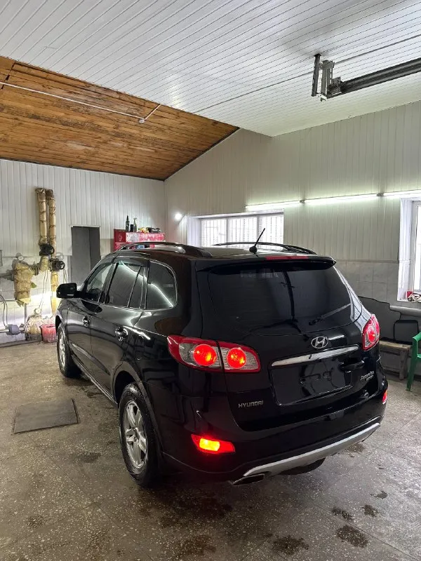 Марка- hyundai santa fe рестайлинг. год- выпуска 2012. привод- подключаемый 4wd обслужен, рабочий!!! кузов в идеальном состоянии. - 2.4 бензин работает идеально, тихо спокойно, даже не слышно как работает! коробка- самая надежная aisin 6ст работает как положено. автомобиль в идеальном состоянии, полностью обслужен, и вложений не требует! хорошая комплектация: цвет салона темно коричневый. двух зонный климат контроль. 4 стекло подъемника. подогрев сидений. подогрев лобового. кожаный мультируль. регулировка фар. в фарах дорогой свет стоит, верх низ. abs esp помощь при спуске и подьеме. поставил новую резину зима! 2 ключа сигнализация, запаска 5 диск, домкрат ключи! в двух словах идеальный семейный автомобиль на каждый день! осмотр донецк макеевка в любом месте! документы чистые, любое оформление! цена подарок до нового года 1.320.000₽ по низу рынка за такой авто💦 телефон +7949-989-6200 звоните в любое время, если не доступен звоните еще раз связь плохая. 📞 звоните: +7(949)9896200 - фотография - 5