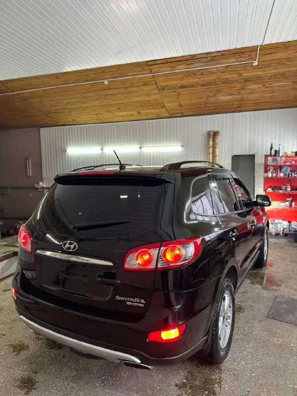 Марка- hyundai santa fe рестайлинг. год- выпуска 2012. привод- подключаемый 4wd обслужен, рабочий!!! кузов в идеальном состоянии. - 2.4 бензин работает идеально, тихо спокойно, даже не слышно как работает! коробка- самая надежная aisin 6ст работает как положено. автомобиль в идеальном состоянии, полностью обслужен, и вложений не требует! хорошая комплектация: цвет салона темно коричневый. двух зонный климат контроль. 4 стекло подъемника. подогрев сидений. подогрев лобового. кожаный мультируль. регулировка фар. в фарах дорогой свет стоит, верх низ. abs esp помощь при спуске и подьеме. поставил новую резину зима! 2 ключа сигнализация, запаска 5 диск, домкрат ключи! в двух словах идеальный семейный автомобиль на каждый день! осмотр донецк макеевка в любом месте! документы чистые, любое оформление! цена подарок до нового года 1.320.000₽ по низу рынка за такой авто💦 телефон +7949-989-6200 звоните в любое время, если не доступен звоните еще раз связь плохая. 📞 звоните: +7(949)9896200 - фотография - 6