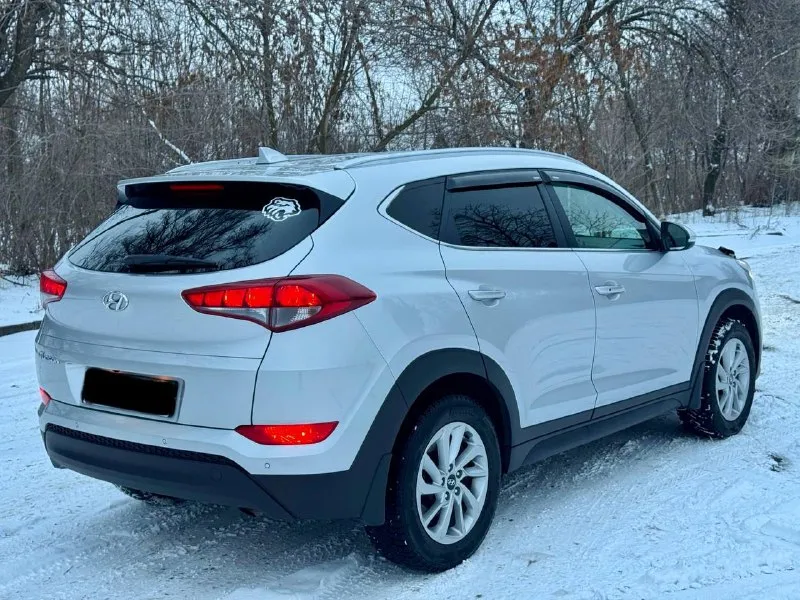 Hyundai tucson официал 2018 год выпуска двигатель 2.0 бензин коробка автомат пробег родной 121 тыс. км автомобиль в отличном состоянии, кузов не бит, не крашен, весь в заводском окрасе ! двигатель работает как часики, коробка переключает как надо, вообщем авто без вложения ! богатая комплектация бесключевой доступ (start-stop) роздельный климат-контроль, круиз-контроль, датчики света, и дождя, подогревы всех сидений, и стекл, подогрев руля, большой монитор с камерой заднего вида, carplay, громкая связь, сигнализация starline с автозапуском и многое другое. с документами полный порядок любой вид оформления ! г. донецк цена 1.945 тыс. ₽ звоните остальное по +79495210885 📲 tg: r. b 📞 звоните: +7(949)5210885 - фотография - 2