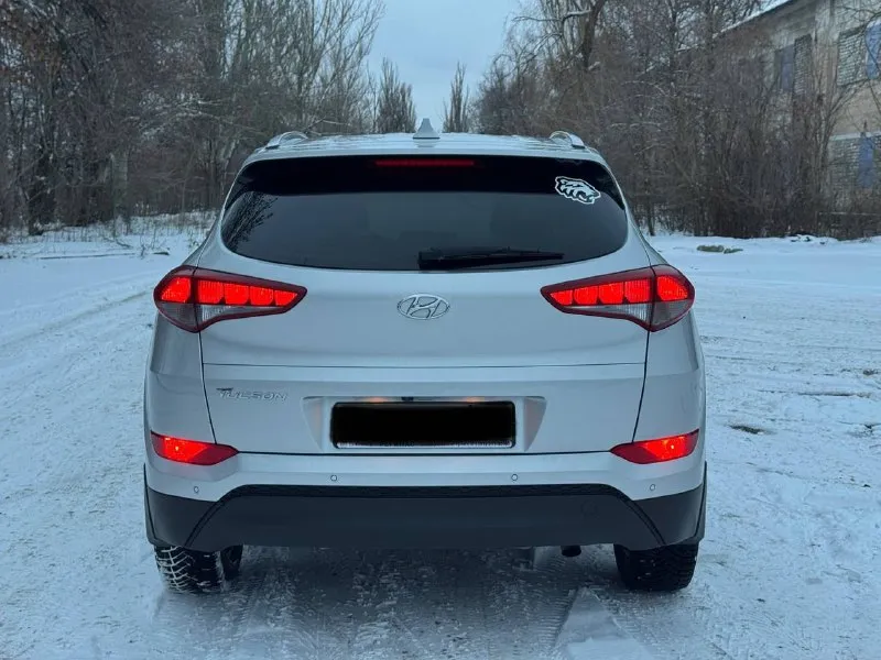 Hyundai tucson официал 2018 год выпуска двигатель 2.0 бензин коробка автомат пробег родной 121 тыс. км автомобиль в отличном состоянии, кузов не бит, не крашен, весь в заводском окрасе ! двигатель работает как часики, коробка переключает как надо, вообщем авто без вложения ! богатая комплектация бесключевой доступ (start-stop) роздельный климат-контроль, круиз-контроль, датчики света, и дождя, подогревы всех сидений, и стекл, подогрев руля, большой монитор с камерой заднего вида, carplay, громкая связь, сигнализация starline с автозапуском и многое другое. с документами полный порядок любой вид оформления ! г. донецк цена 1.945 тыс. ₽ звоните остальное по +79495210885 📲 tg: r. b 📞 звоните: +7(949)5210885 - фотография - 3