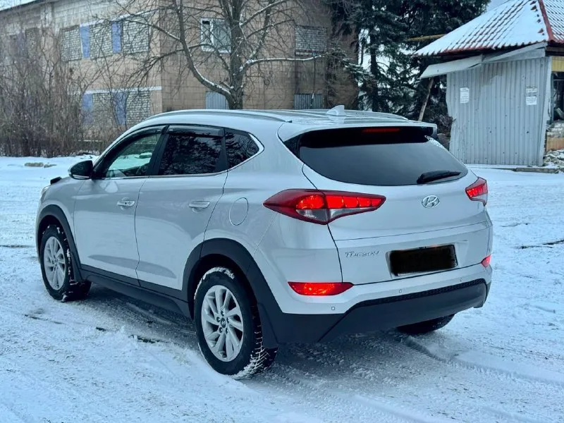 Hyundai tucson официал 2018 год выпуска двигатель 2.0 бензин коробка автомат пробег родной 121 тыс. км автомобиль в отличном состоянии, кузов не бит, не крашен, весь в заводском окрасе ! двигатель работает как часики, коробка переключает как надо, вообщем авто без вложения ! богатая комплектация бесключевой доступ (start-stop) роздельный климат-контроль, круиз-контроль, датчики света, и дождя, подогревы всех сидений, и стекл, подогрев руля, большой монитор с камерой заднего вида, carplay, громкая связь, сигнализация starline с автозапуском и многое другое. с документами полный порядок любой вид оформления ! г. донецк цена 1.945 тыс. ₽ звоните остальное по +79495210885 📲 tg: r. b 📞 звоните: +7(949)5210885 - фотография - 4
